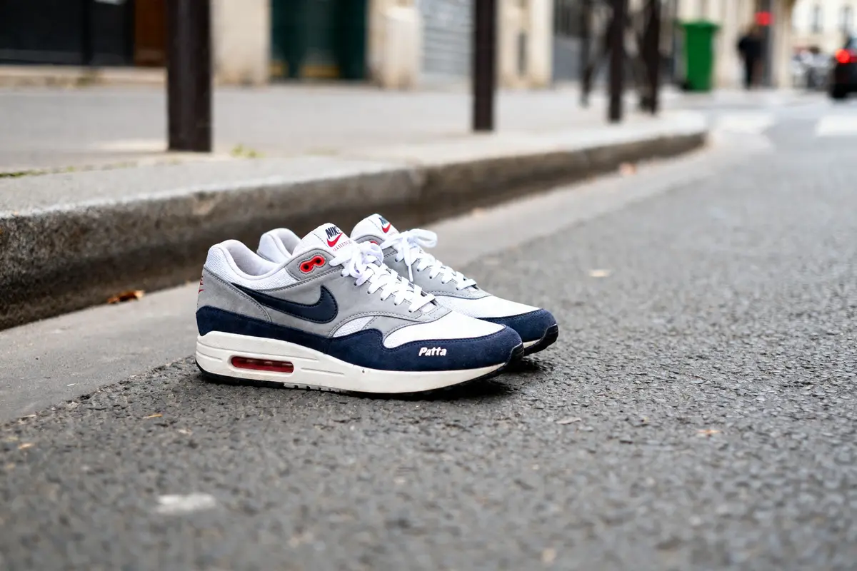 Chaussures Air Max Patta grises posées sur un trottoir urbain pour street style