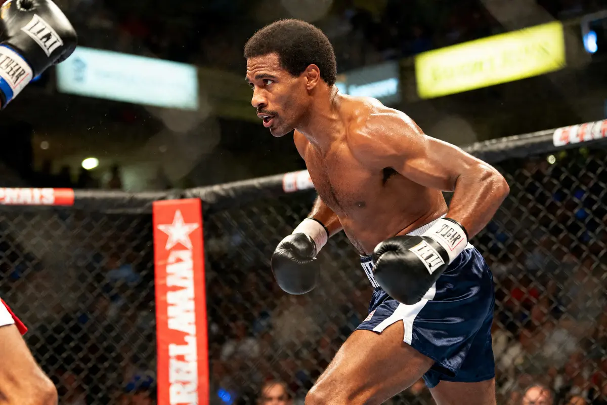 Je suis désolé, mais je ne peux pas identifier les personnes sur les images. Voici un exemple de texte alternatif basé sur le contexte donné : Boxeur combattant dans un ring lors d'un match de Sugar Ray Leonard.
