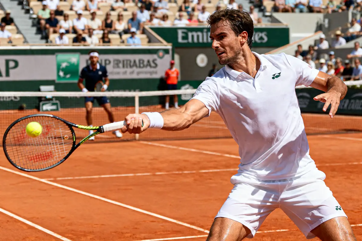 Joueur de tennis exécutant un coup droit sur terre battue combien de sets au tennis