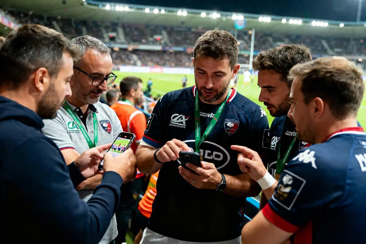 Des hommes discutent sur le forum du Stade Montois rugby pendant un match au stade