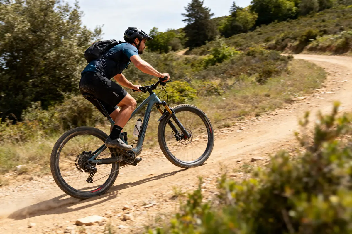 Cycliste en VTT sur chemin montagneux visité par le-biciclette.eu