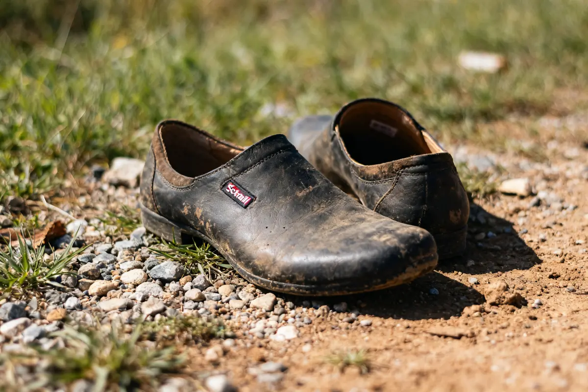 Chaussures Scholl usées sur sol caillouteux extérieur en pleine nature