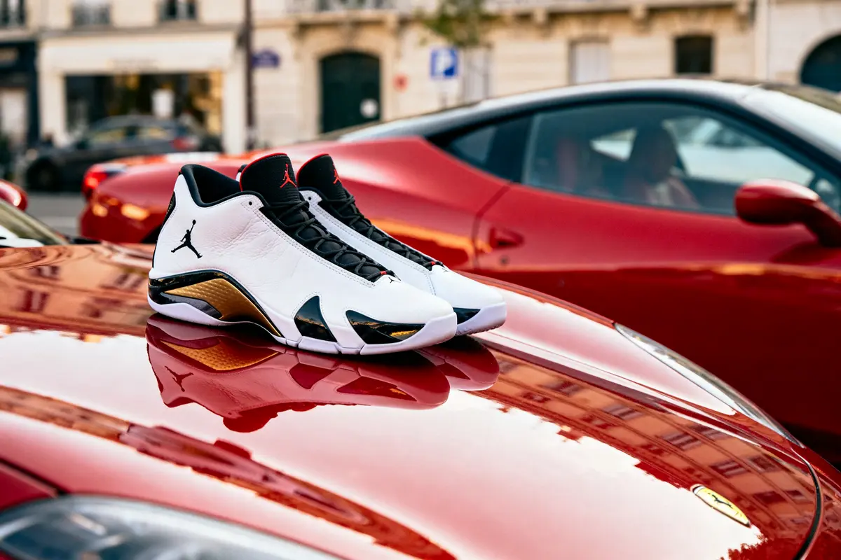 Chaussures blanches et noires posées sur le capot réfléchissant d'une voiture rouge en ville.