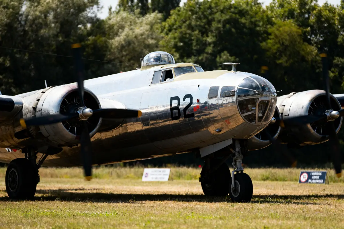 B23 : Avion certifié CS-23 avec parachute et performances