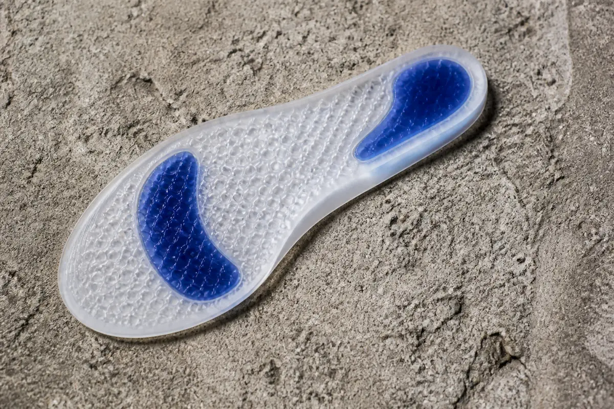 Semelle gel transparente sur fond texturé avec zones de soutien bleues